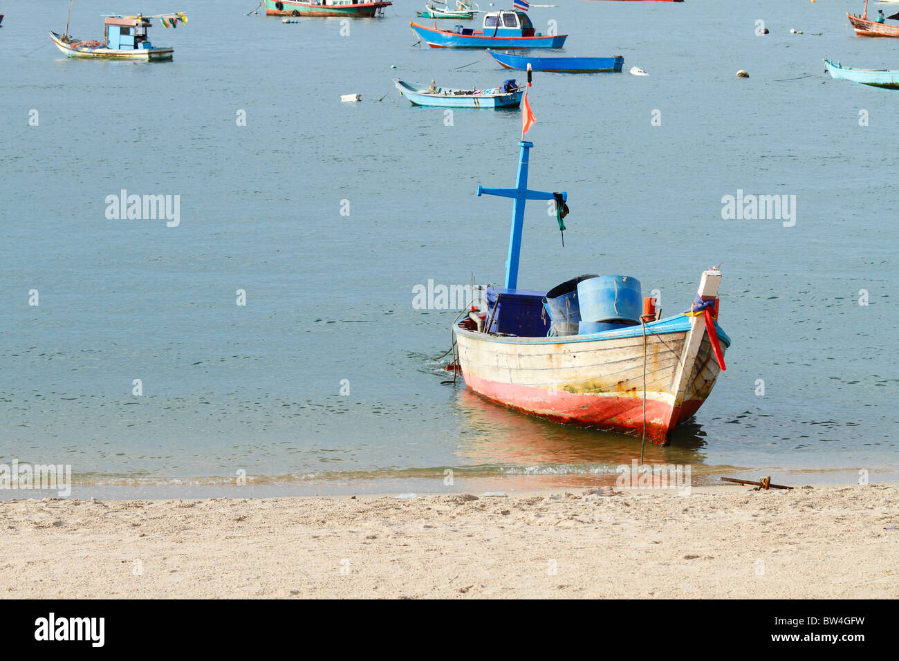 Pequeños barcos de pescadores en el mar. En Pattaya, Tailandia, octubre de 2010 Foto de stock