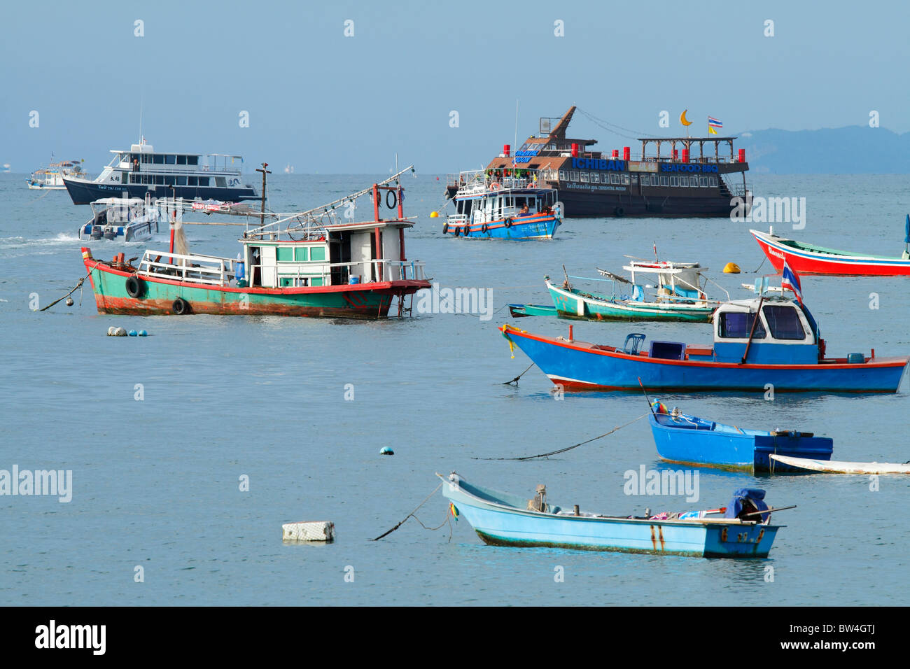 Pequeños barcos de pescadores en el mar. En Pattaya, Tailandia, octubre de 2010 Foto de stock