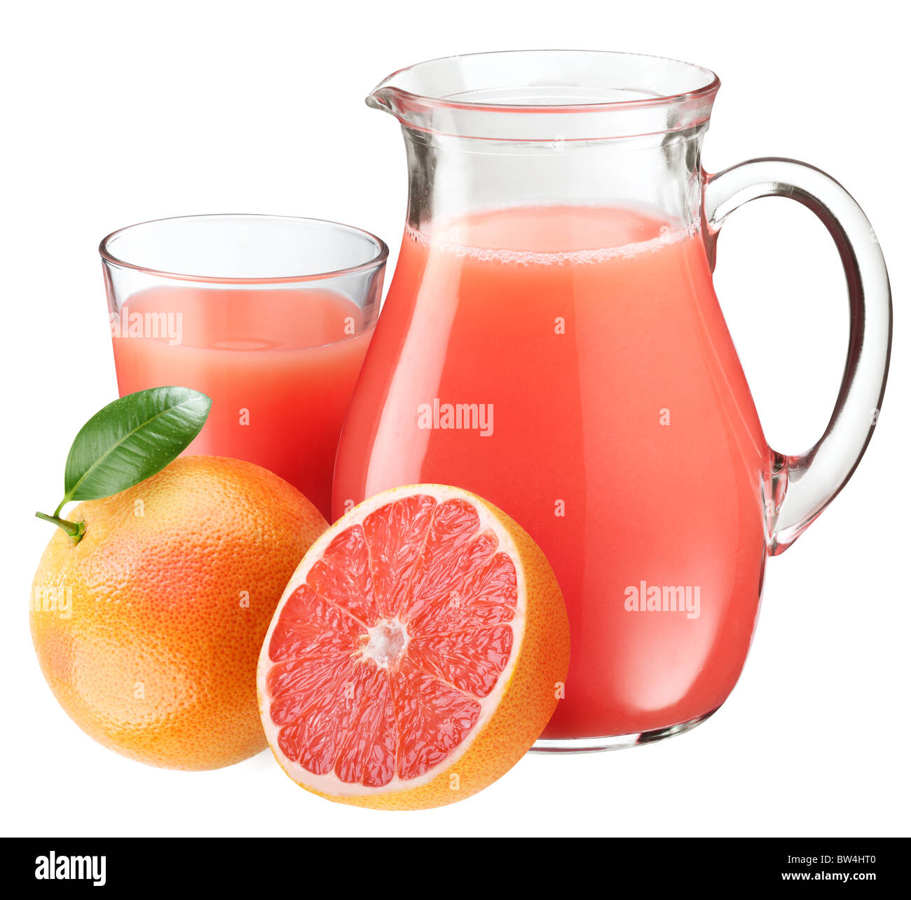 Vaso lleno y la jarra de zumo de pomelo y frutas en la parte delantera  Fotografía de stock - Alamy