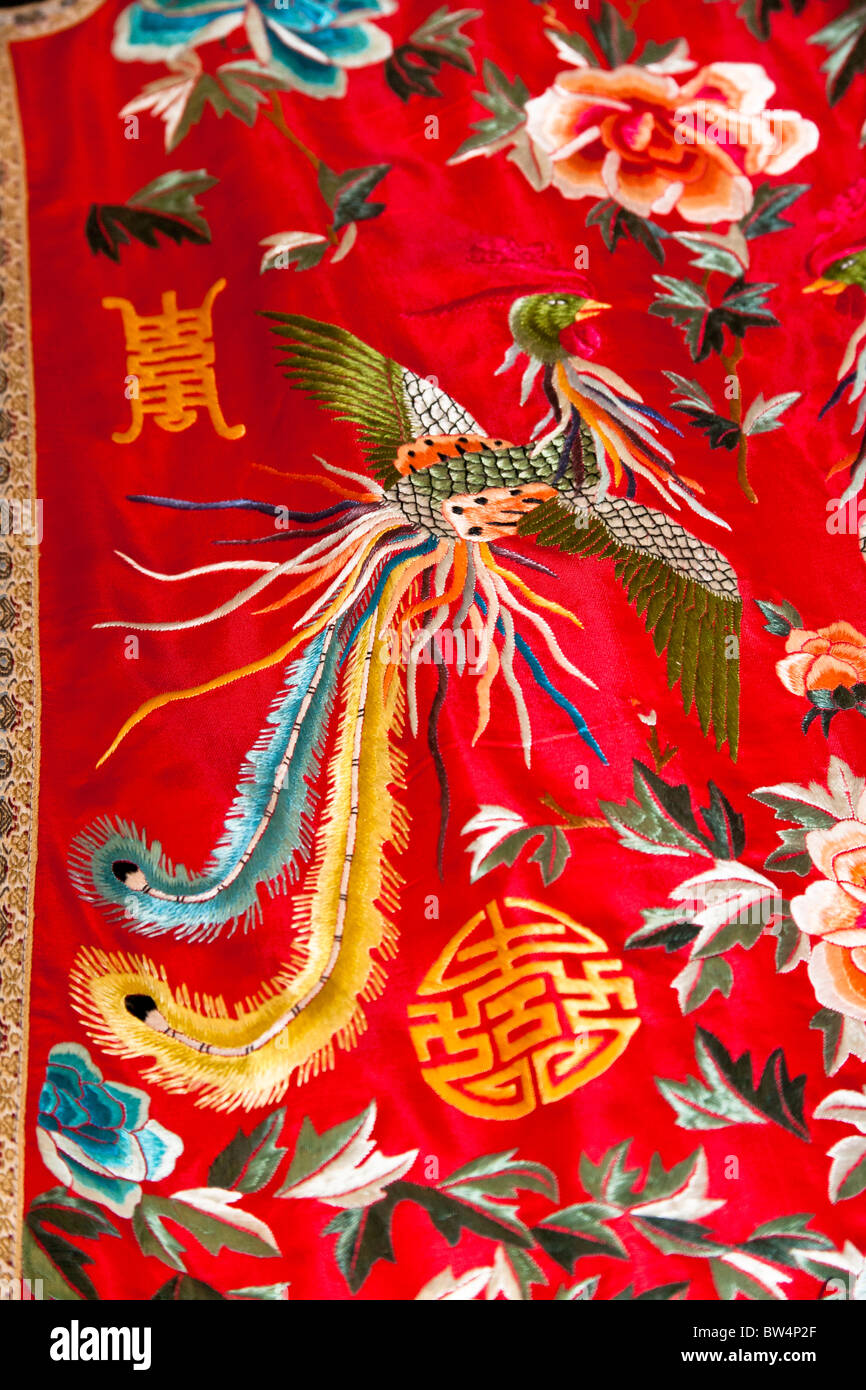 Colorido rojo bordado chino para la venta de prendas de vestir de seda,  China Fotografía de stock - Alamy
