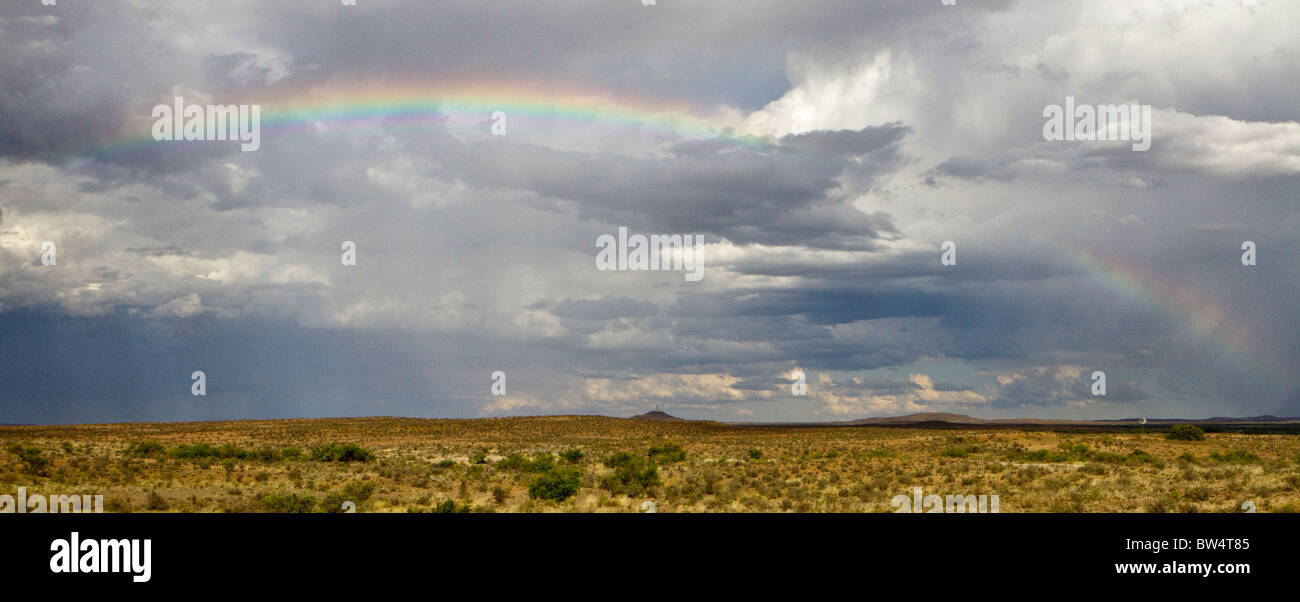 Cielo nublado con lluvia distante y rainbow Foto de stock