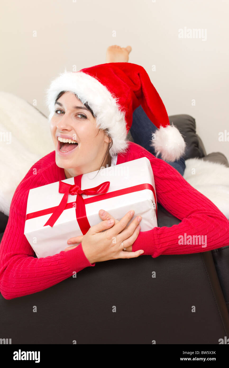 Sexy mujer joven sosteniendo un regalo en embalaje Foto de stock