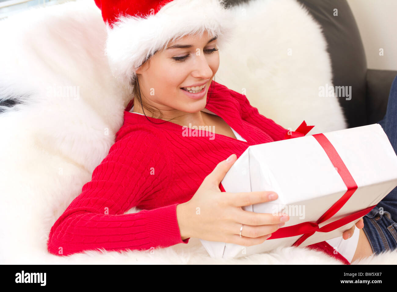 Laughing joven celebrar las Navidades Presentes Foto de stock