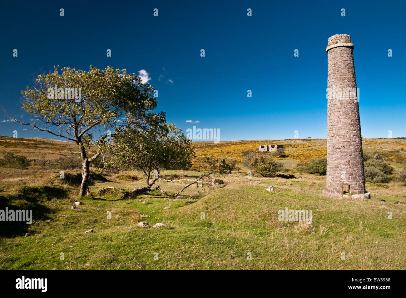 Torre de chimenea, antiguo molino de polvo, Dartmoor Foto de stock