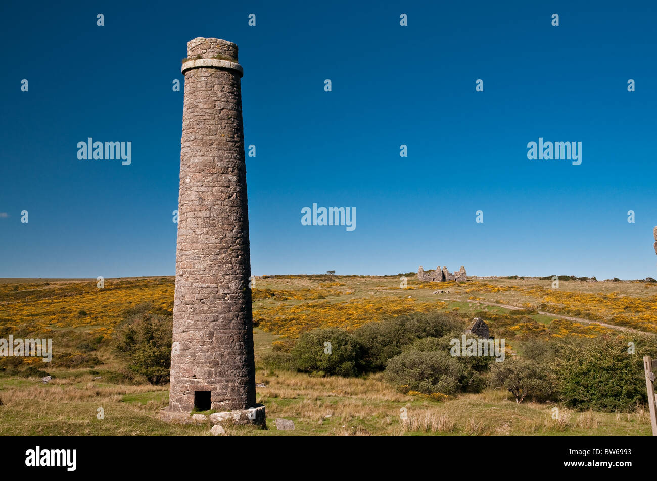 Torre de chimenea, antiguo molino de polvo, Dartmoor Foto de stock