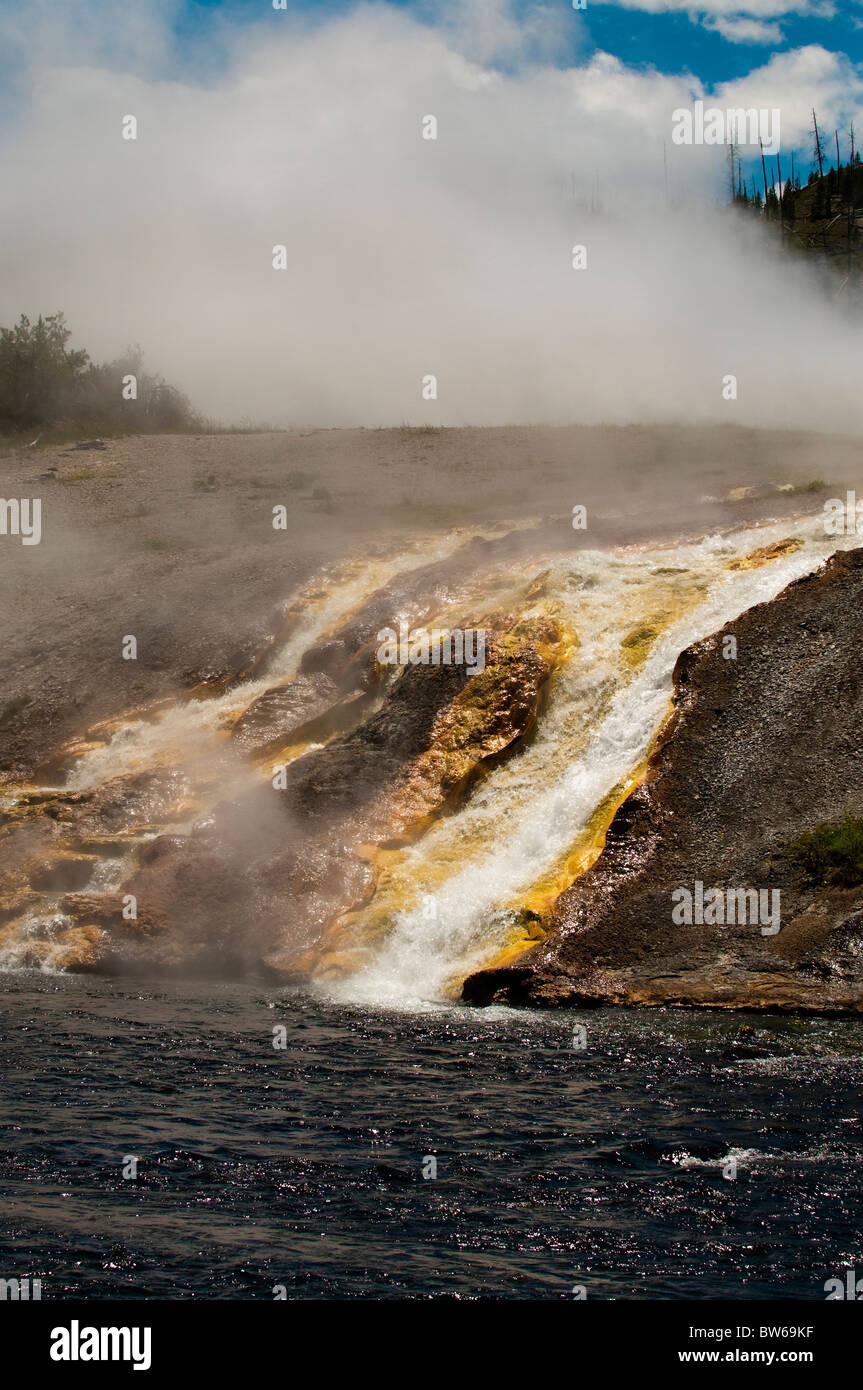 Agua de Excelsior Geyser que fluye en el río Firehole Foto de stock