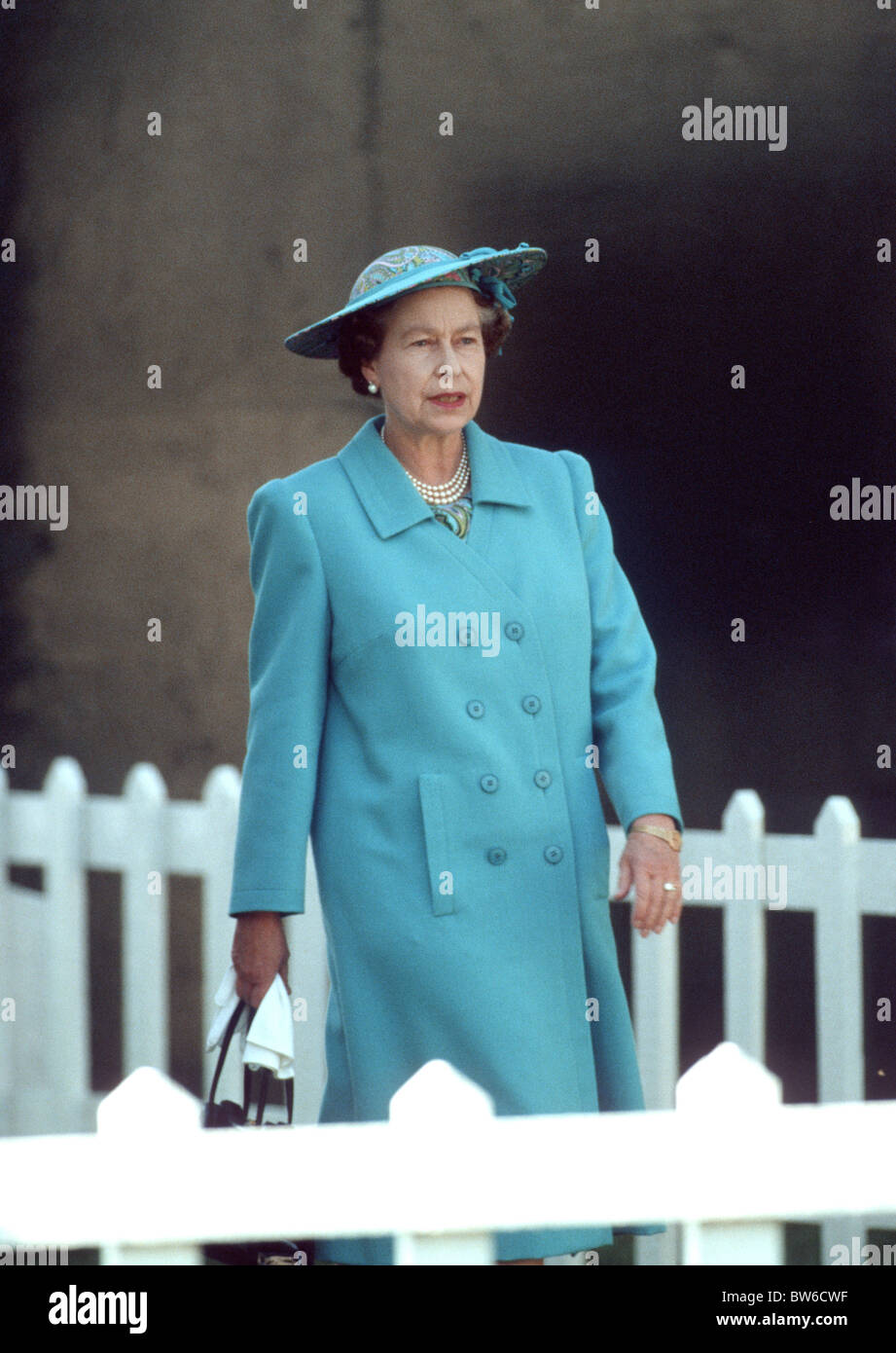 Su Majestad la Reina sale de la caja real después de ver el Príncipe Charles jugar contra los guardias de polo polo club en Smith's Lawn, Windsor. Foto de stock