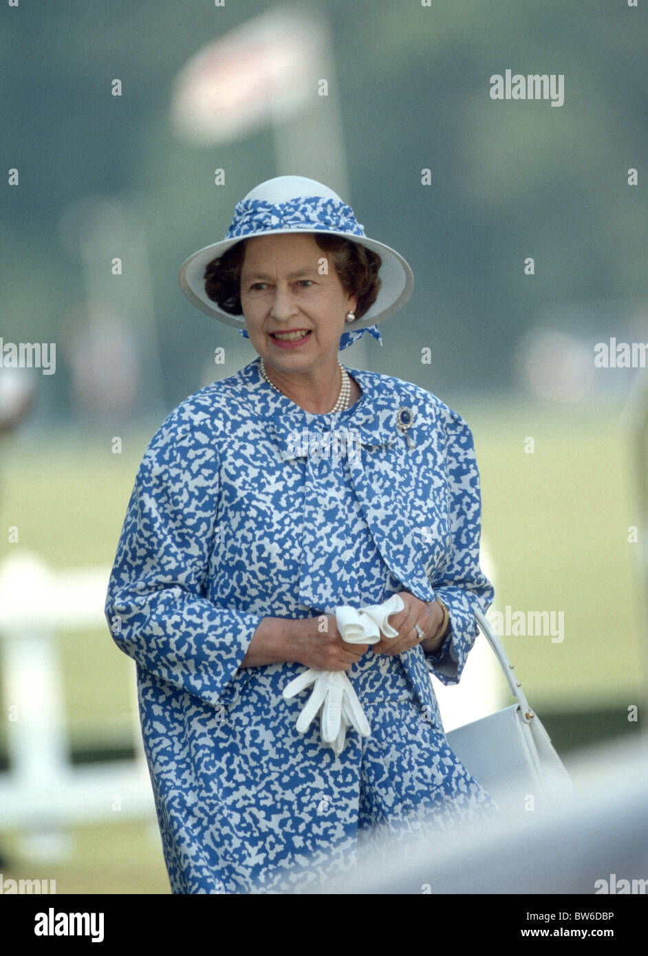 Su Majestad la Reina sale de la caja real después de ver el Príncipe Charles jugar contra los guardias de polo polo club en Smith's Lawn, Windsor. Foto de stock