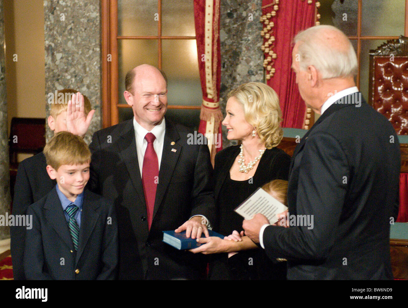 El vicepresidente estadounidense, Joe Biden, realiza una ceremonia de investidura de Senador Chris Coons, D-Del., en el capitolio la vieja cámara senatorial en W Foto de stock