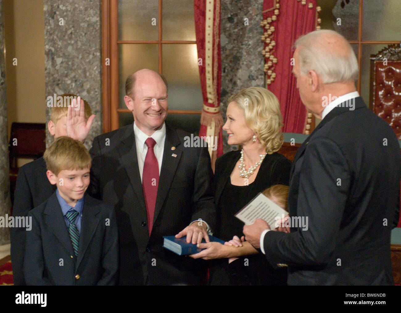 El vicepresidente estadounidense, Joe Biden, realiza una ceremonia de investidura de Senador Chris Coons, D-Del., en el capitolio la vieja cámara senatorial en T Foto de stock