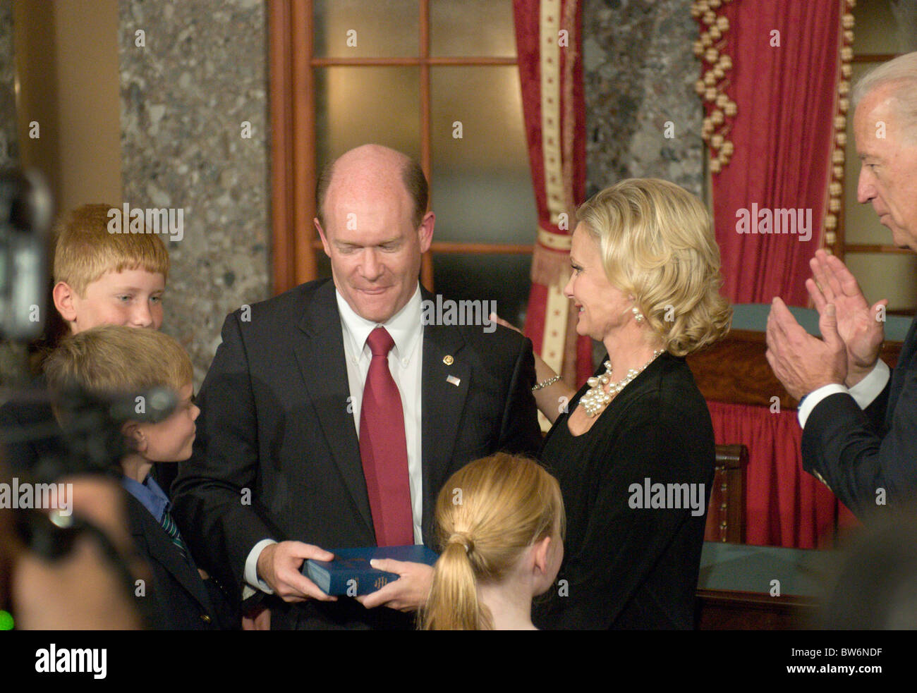 El vicepresidente estadounidense, Joe Biden, realizó una ceremonia de investidura de Senador Chris Coons, D-Del., en el capitolio la vieja cámara senatorial sobre Foto de stock