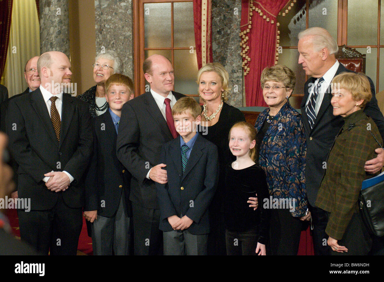 El vicepresidente estadounidense, Joe Biden, representa para las fotos después de la ceremonia de juramentación del Senador Chris Coons, D-Del., en el capitolio del Antiguo Sena Foto de stock