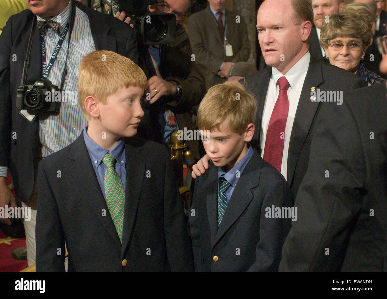 El Senador Chris Coons, D-Del., camina con hijos Mike,izquierda y Jack después de que el vicepresidente estadounidense, Joe Biden, realizó una ceremonia de juramentación Foto de stock