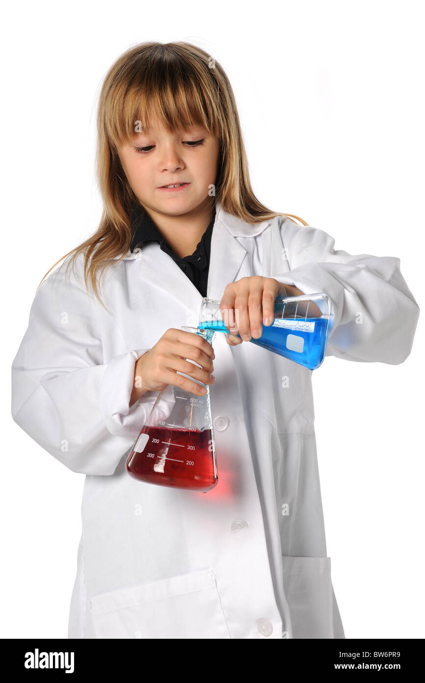 Young Scientist mezclar productos químicos aislados sobre fondo blanco. Foto de stock