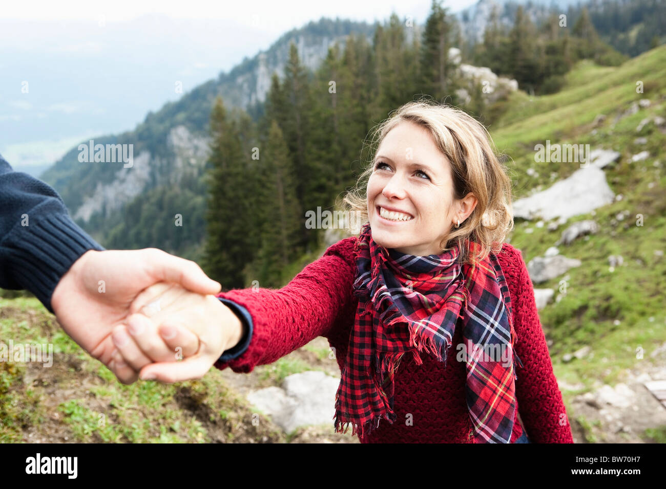 Hombre que ayudan a la mujer Foto de stock