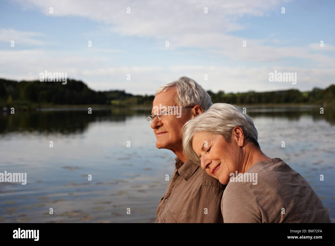 Mujer Senior acostado cabeza en mans hombro Foto de stock