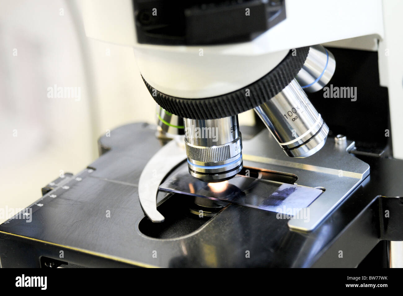 Vista de cerca de las lentes del microscopio patten y diapositiva Foto de stock