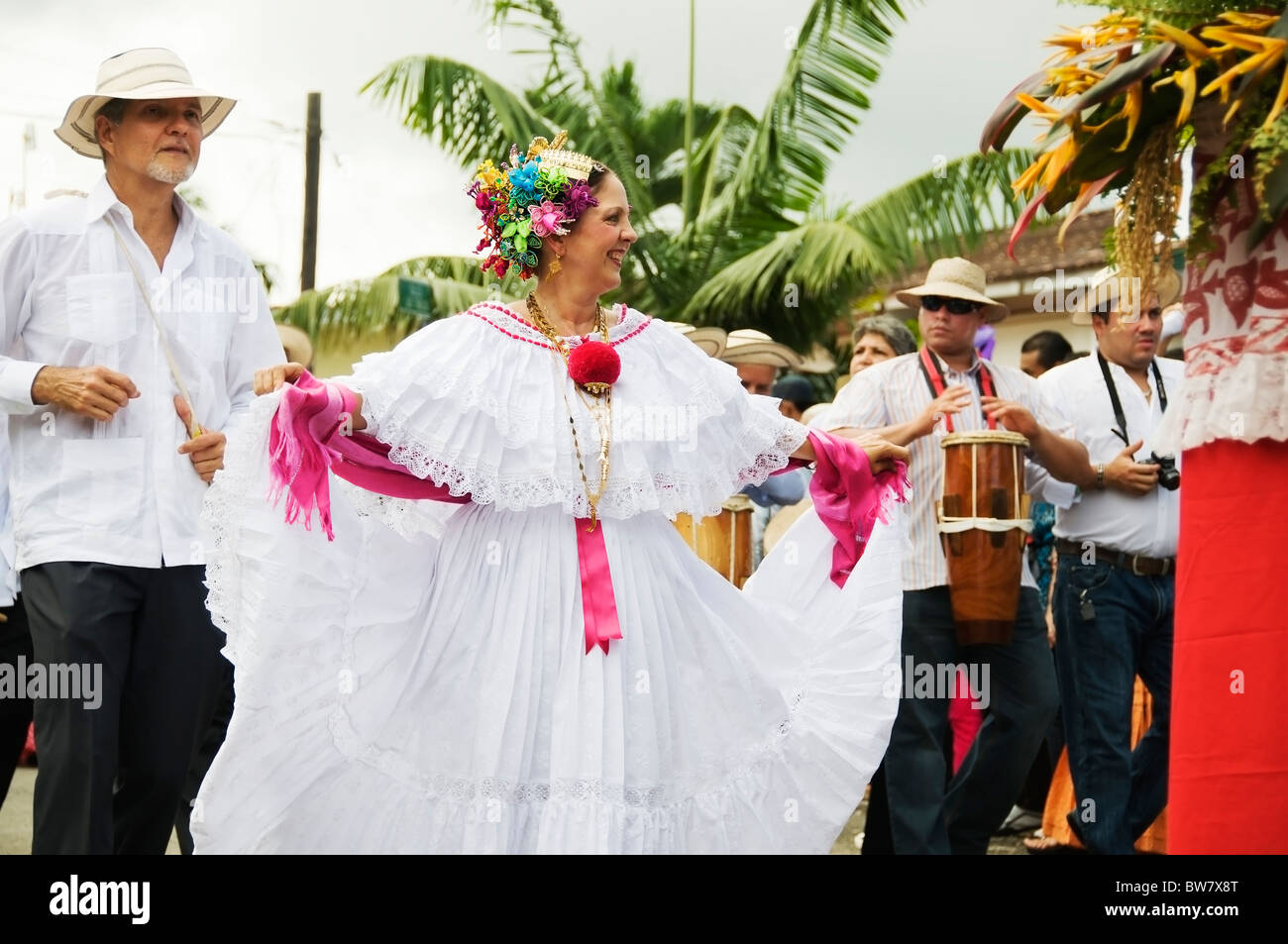Una pareja que baila con un grupo de otros durante un desfile en Pedasí Panamá celebra el Festival del carro. Foto de stock