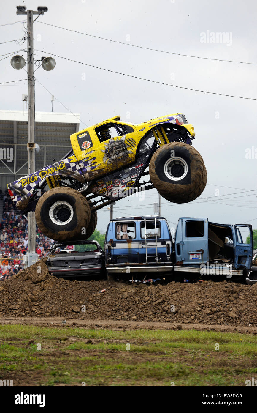 Monster Truck Big Daw'g en freestyle en 4x4 Off-Road Jamboree Monster Truck  Show en Lima, Ohio Fotografía de stock - Alamy