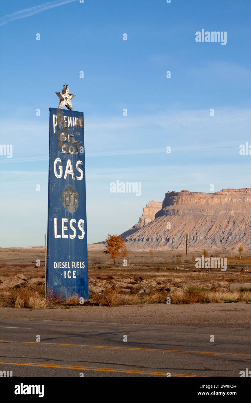 Firmar en una gasolinera abandonada en el este de Utah, EE.UU. Foto de stock