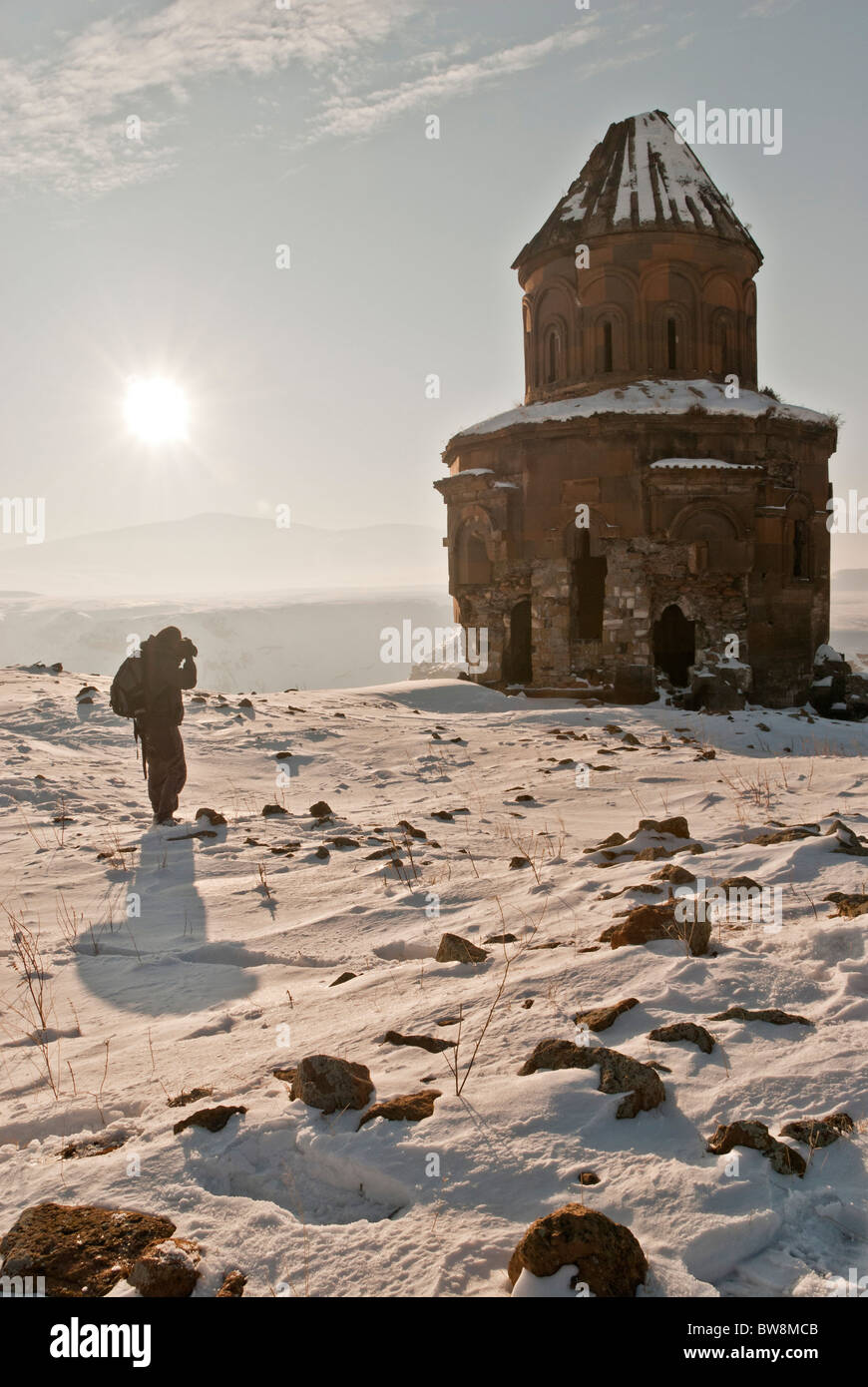 Hombre caminando sobre la nieve, entre las ruinas de Ani, Turquía, Asia Foto de stock