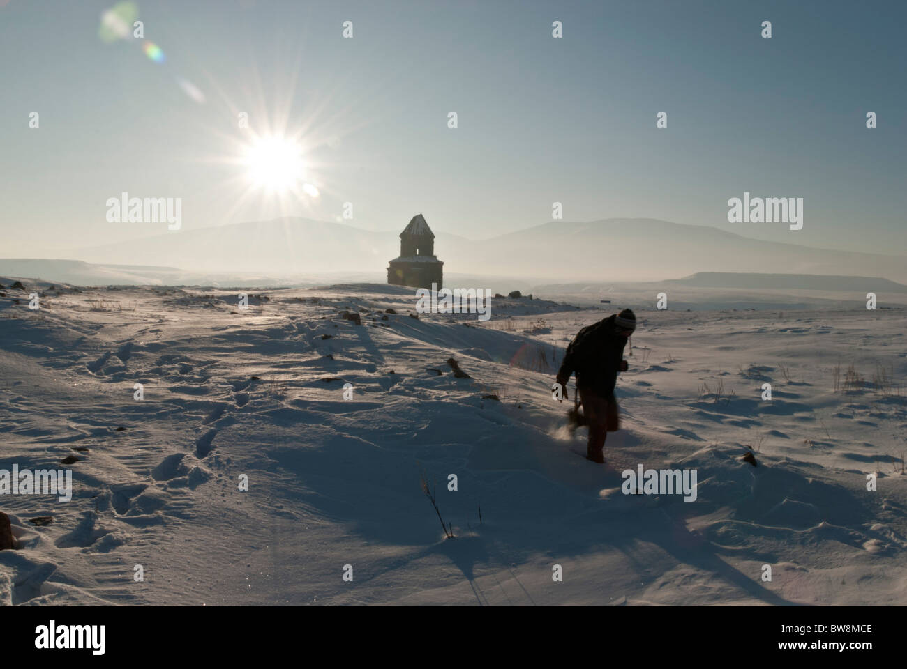 Hombre caminando sobre la nieve, entre las ruinas de Ani, Turquía, Asia Foto de stock