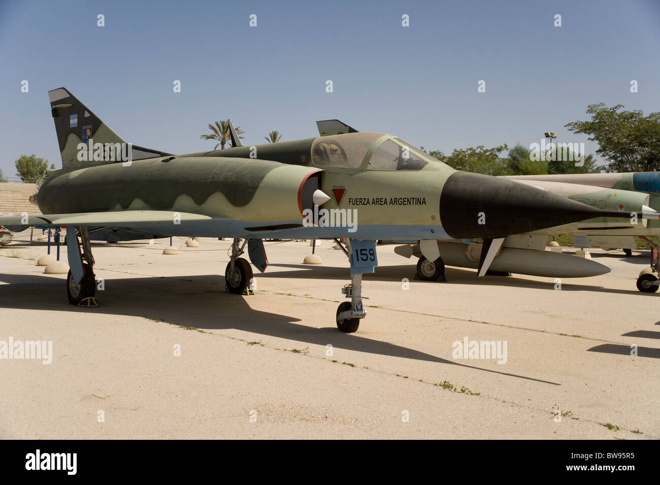 dasault-mirage-avion-de-la-fuerza-aerea-argentina-de-pintura-en-el-museo-de-la-fuerza-aerea-israeli-en-hazerimbeer-sheva-beerseba-israel-bw95r5.jpg