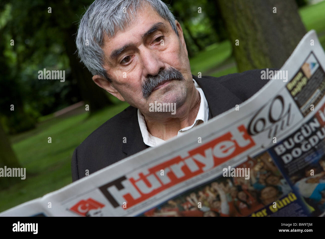 Edad hombre leyendo un diario turco, Herne, Alemania Foto de stock