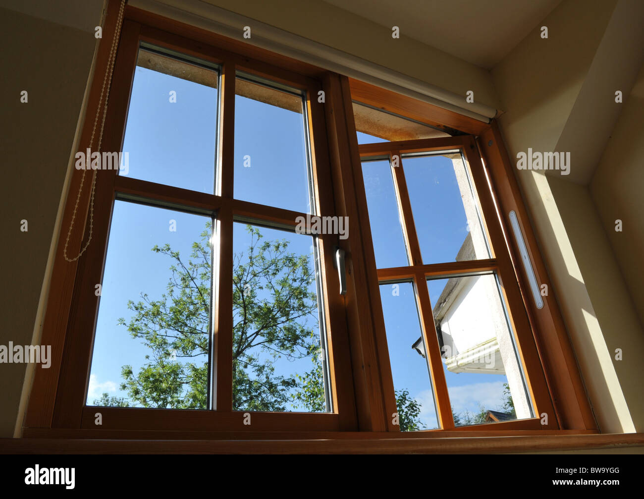 Doble acristalamiento de marco de ventana de madera en el hogar. Foto de stock