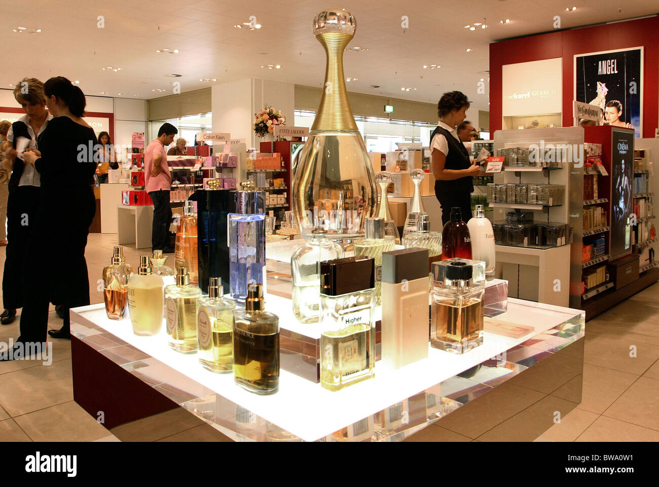 La perfumería en el centro comercial de Kaufhof en Alexanderplatz, Berlín,  Alemania Fotografía de stock - Alamy