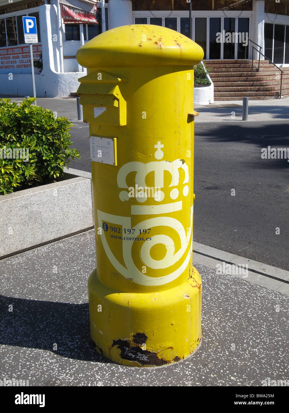 Casilla postal amarilla en Tenerife. Foto de stock
