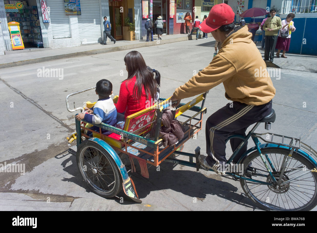 Peddle taxi con clientes, triciclo, Puno, Perú Fotografía de stock - Alamy