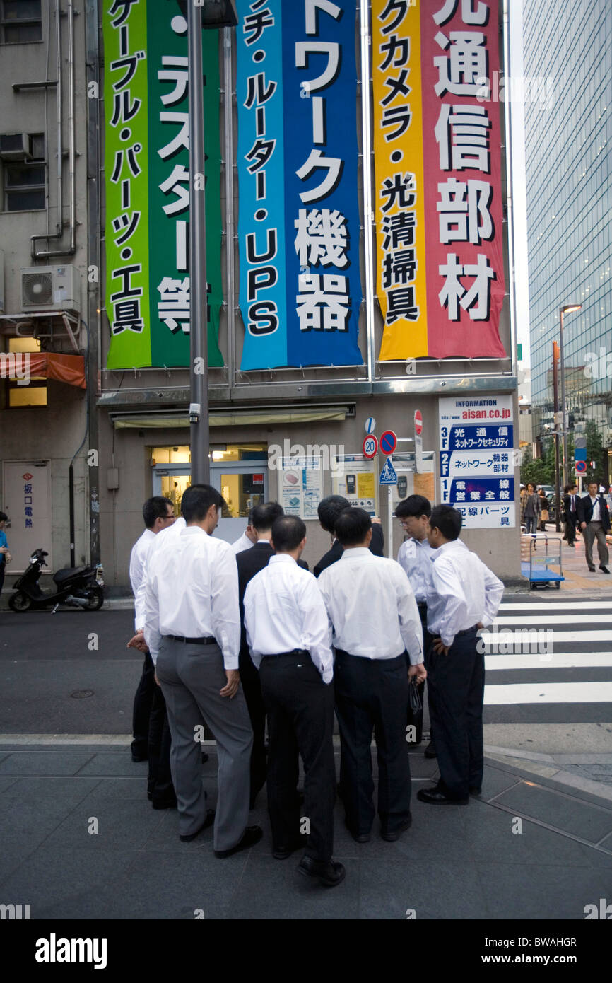 Grupo de salario-hombre en Shinbashi, Tokio, Japón Foto de stock