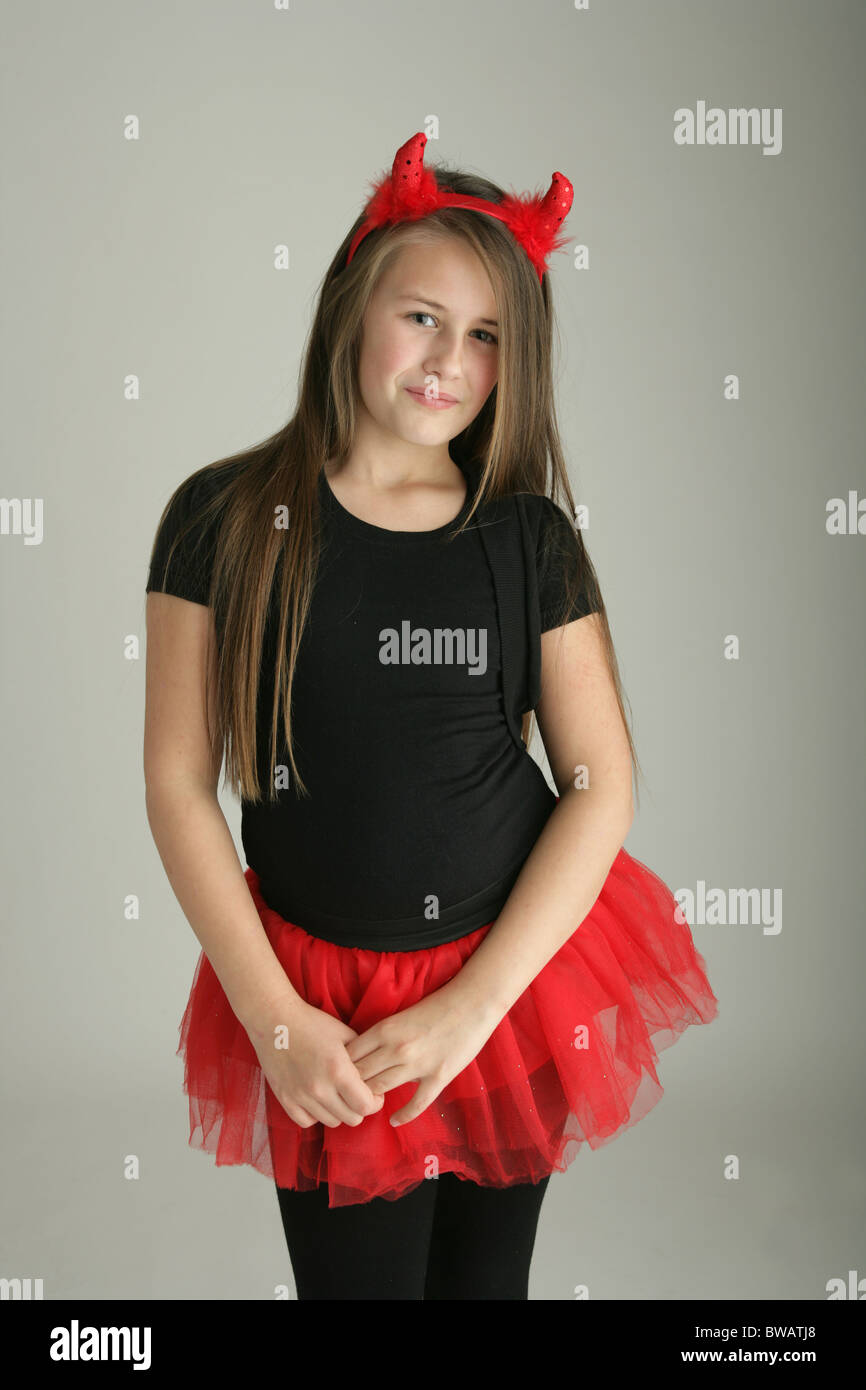 Niña de 10 años vistiendo un top rosa y de pie con los brazos plegados  Fotografía de stock - Alamy