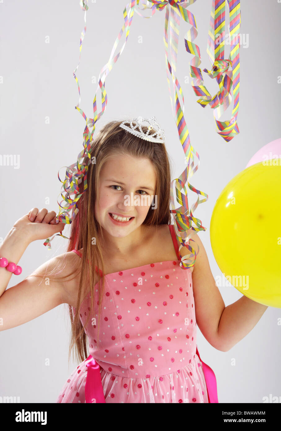 Niña de 10 años con globos Fotografía de stock - Alamy