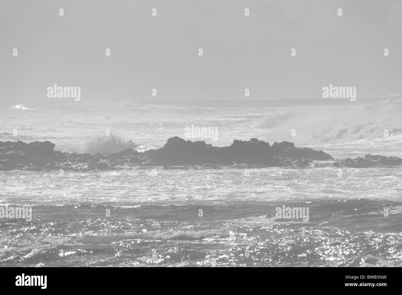 Fuerteventura, Islas Canarias - shore y olas. Misty débil imagen de fondo. Foto de stock