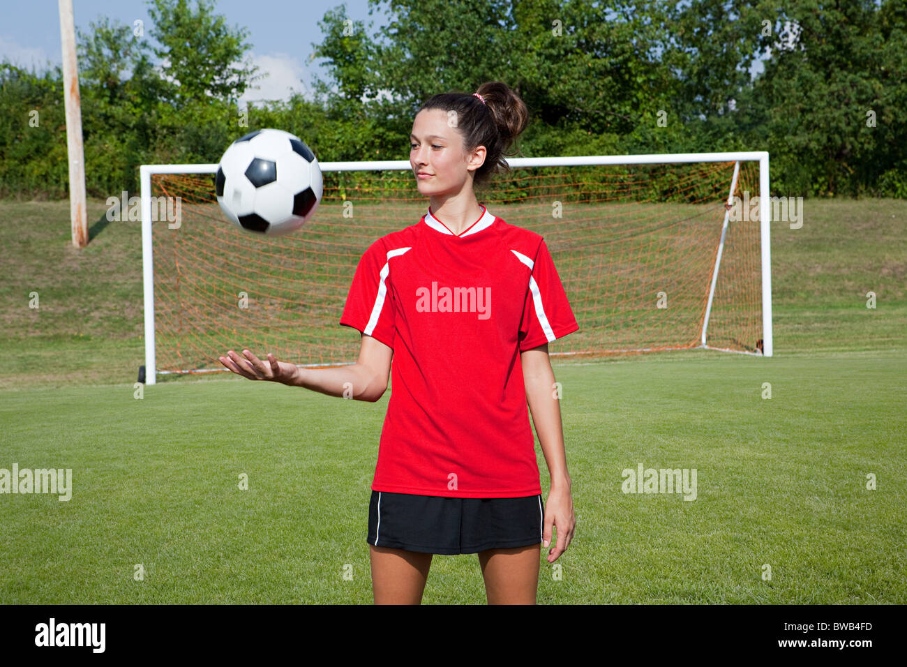 Chica futbolista con bola Foto de stock