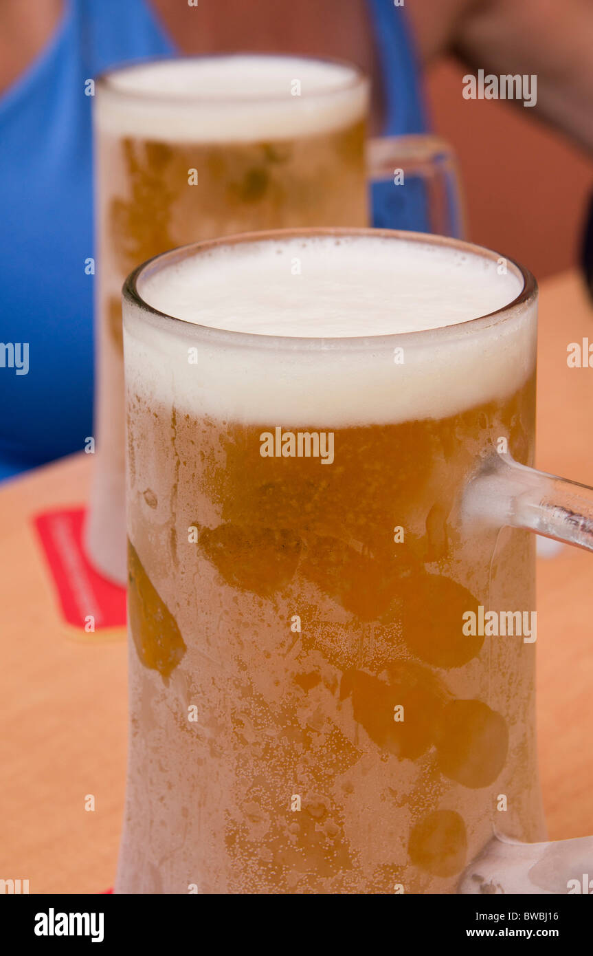 Cerveza congelada fotografías e imágenes de alta resolución - Alamy