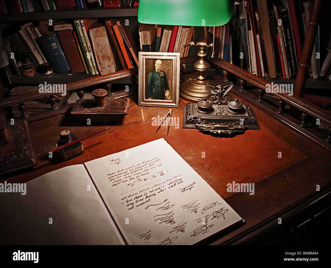 Viejo escritorio con elementos caligráficos Foto de stock