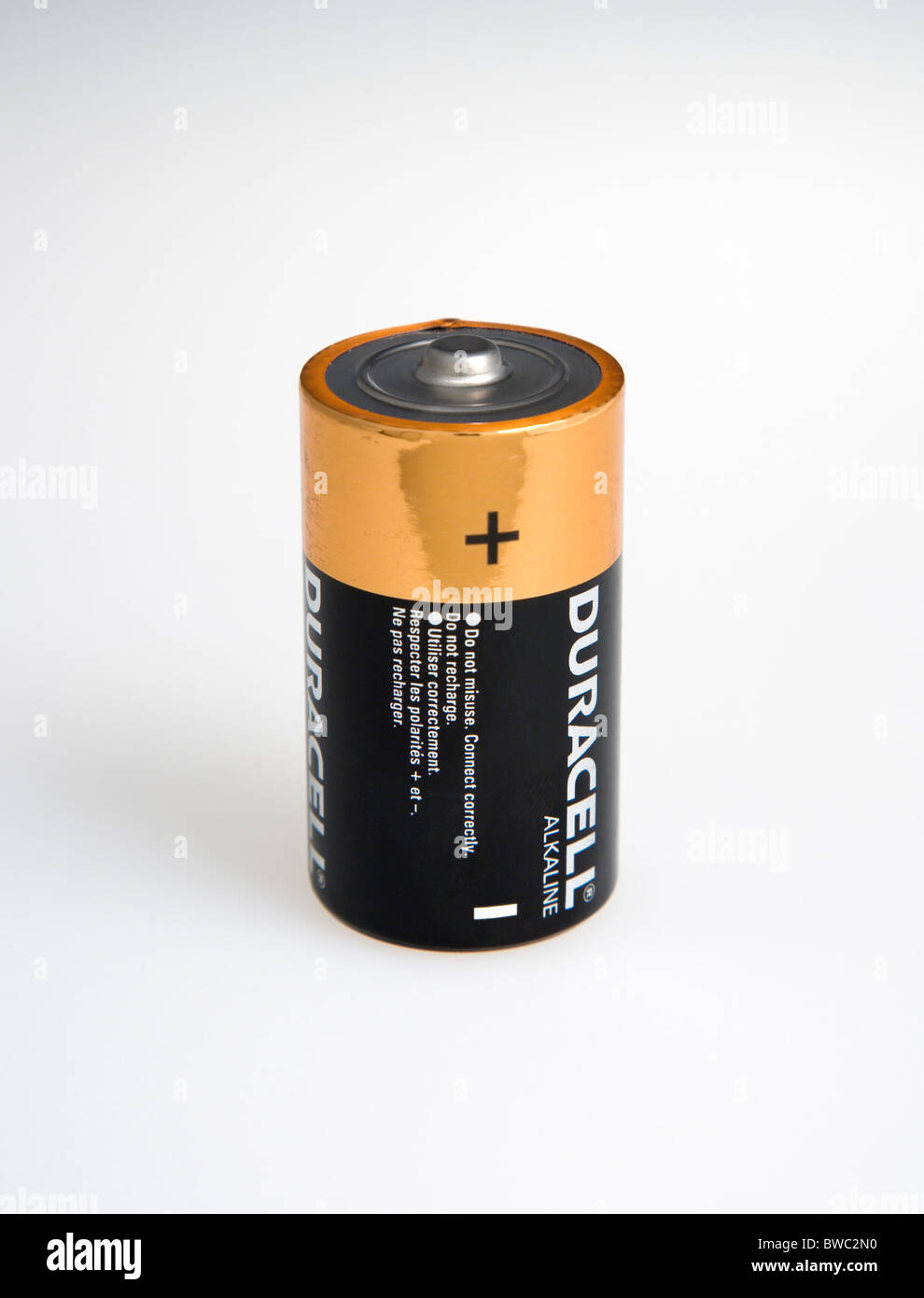 Potencia, pilas 1,5 voltios pilas alcalinas Duracell mostrando los terminales positivo y negativo sobre un fondo blanco Fotografía de stock - Alamy