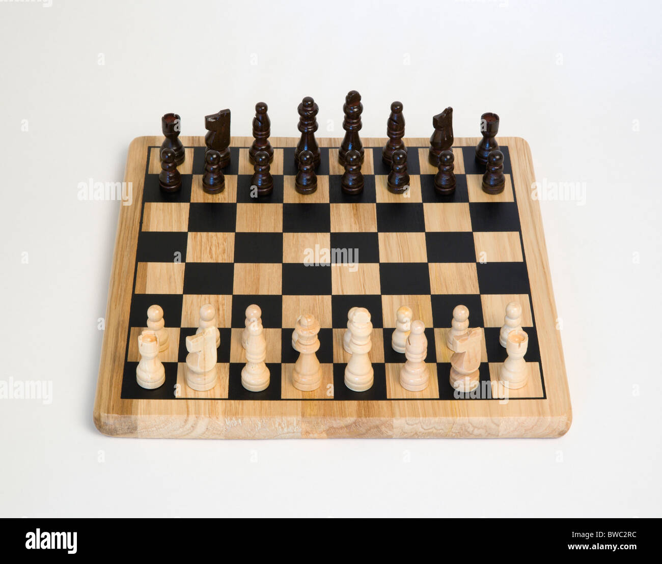 Juguetes, juegos, juegos de mesa, tablero de ajedrez con piezas  establecidos para el inicio de juego contra un fondo blanco Fotografía de  stock - Alamy