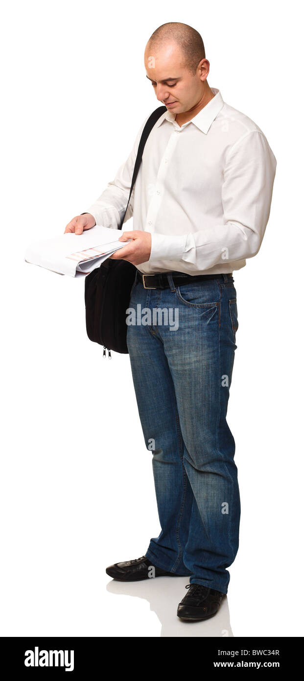 Hombre blanco permanente con bolsa y aislados de papel Foto de stock