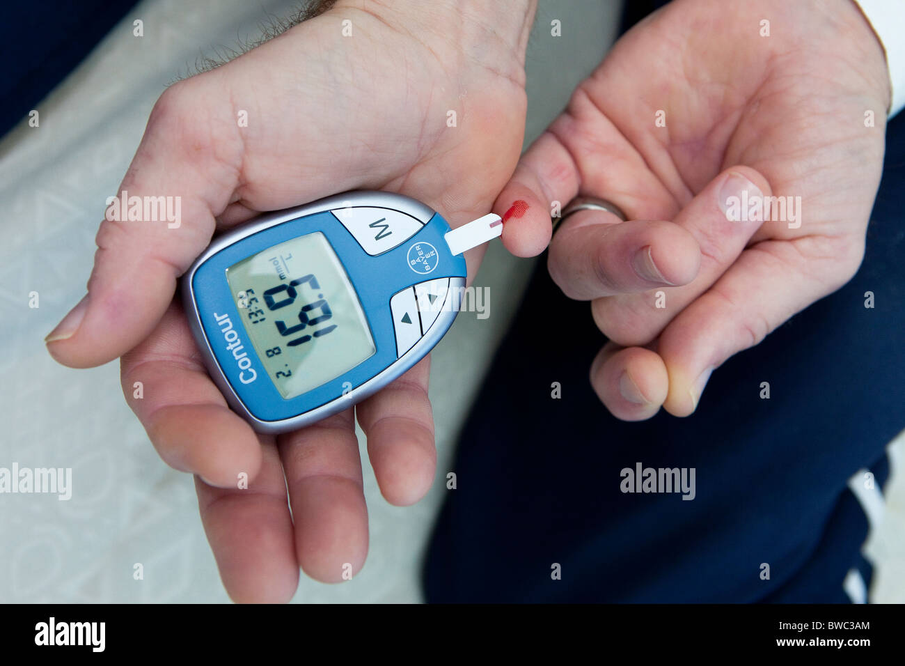Las pruebas para la diabetes el nivel de azúcar en la sangre con un medidor eléctrico Foto de stock