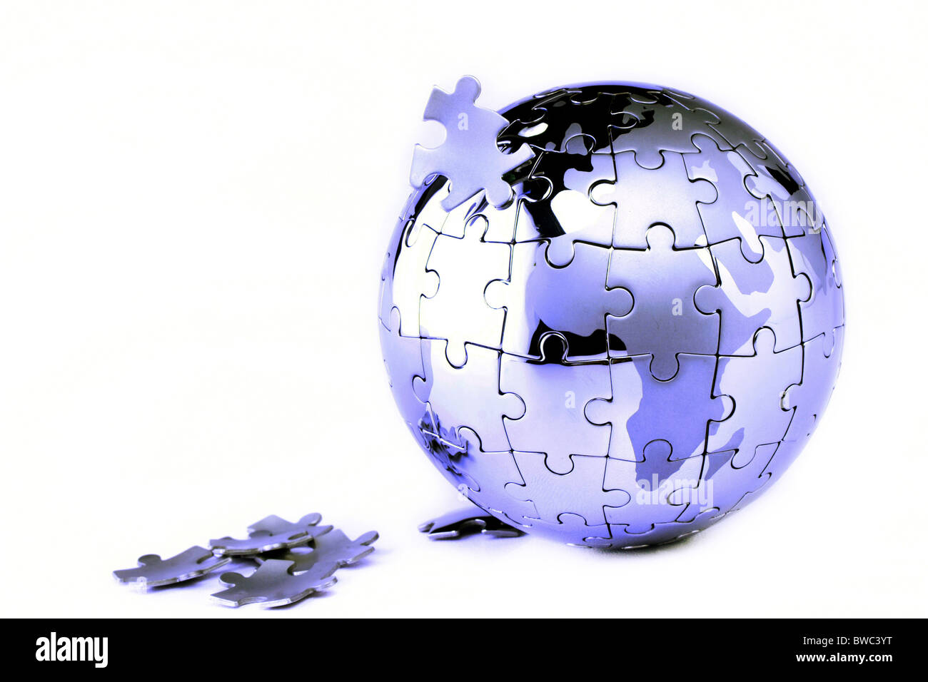 Jigsaw Puzzle de globo terráqueo sobre blanco Fotografía de stock - Alamy