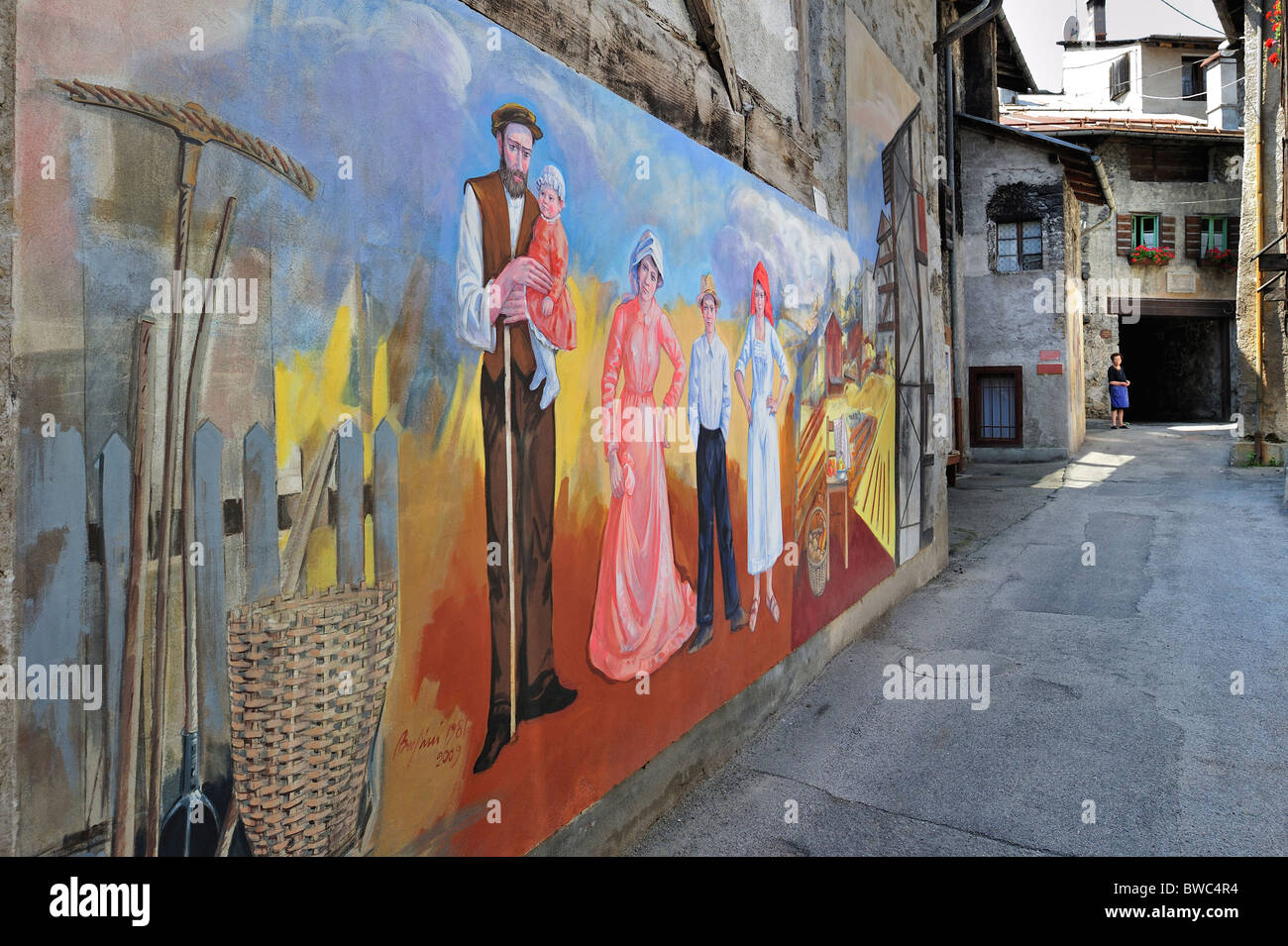 Los murales en las casas en Cibiana di Cadore, Dolomitas, Italia Foto de stock
