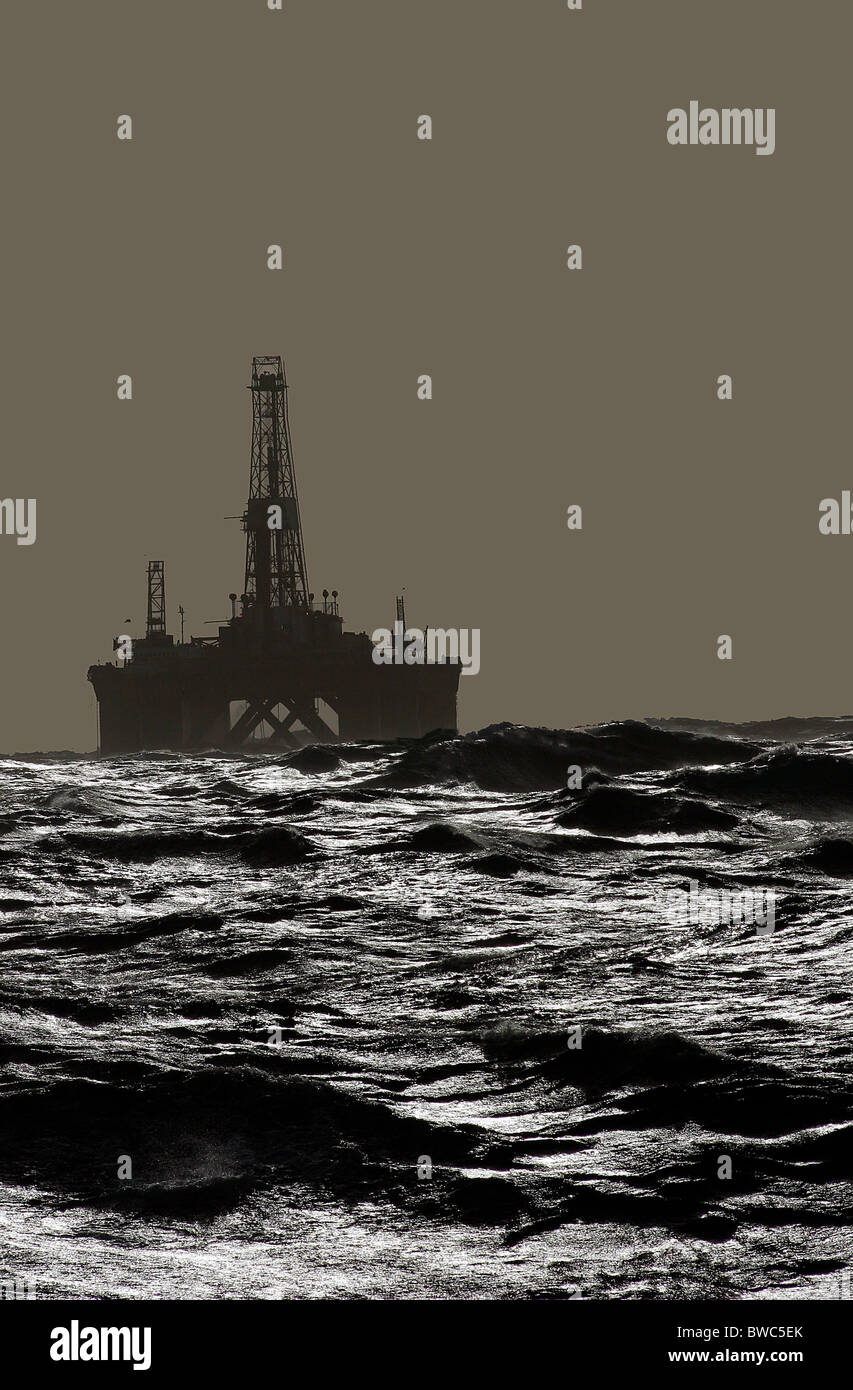 Silueta de la plataforma petrolífera J.W McLean en el Mar del Norte, septiembre de 2006 Foto de stock