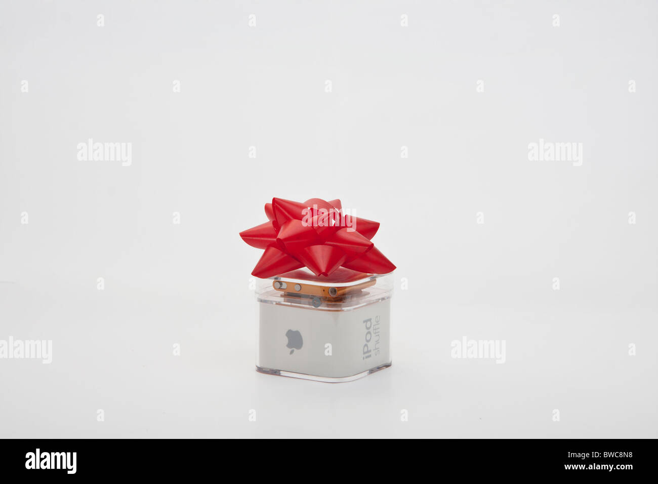 Apple para regalo de Navidad con un lazo rojo en la parte superior. Foto de stock