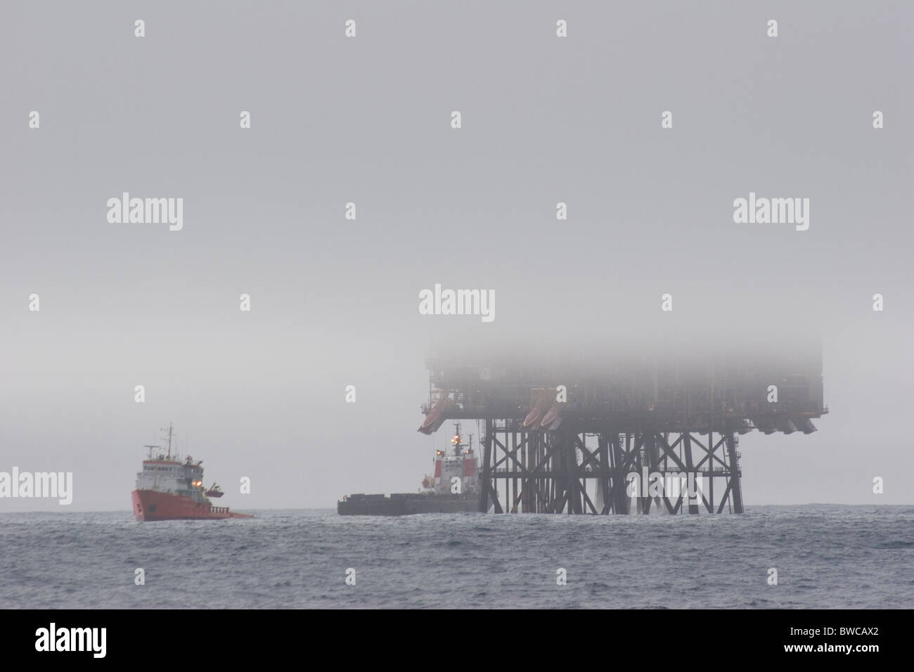 Piper Oil Field con los buques en condiciones de niebla, el Mar del Norte. De marzo de 2005. Foto de stock