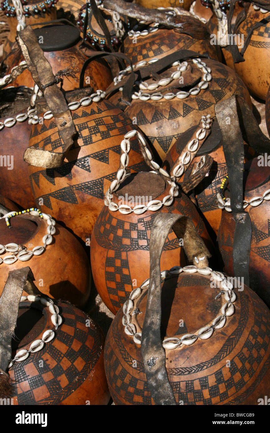 Las Calabazas tribales para la venta en el mercado de Key Afer, Valle de Omo, Etiopía Foto de stock