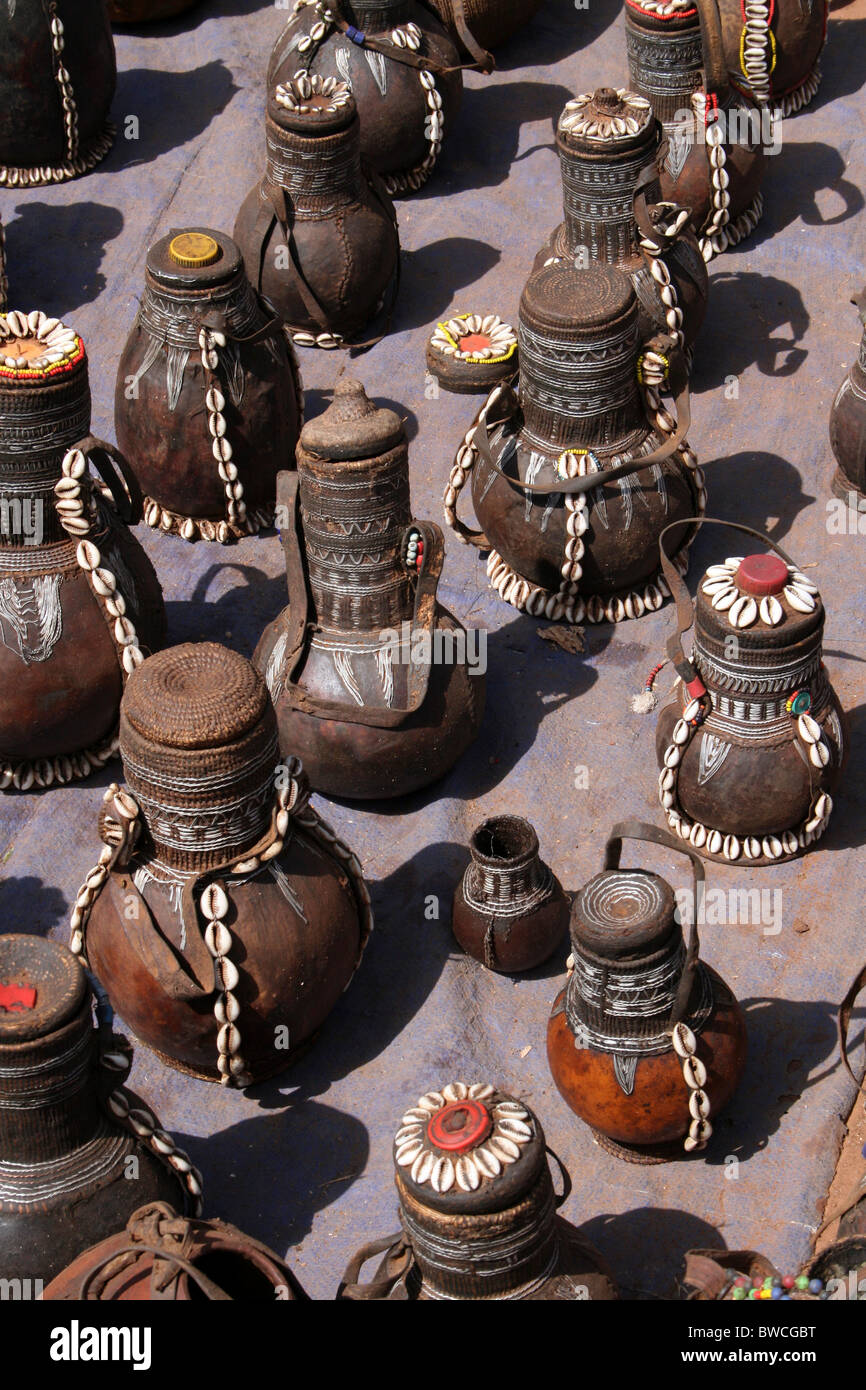 Las Calabazas tribales para la venta en el mercado de Key Afer, Valle de Omo, Etiopía Foto de stock